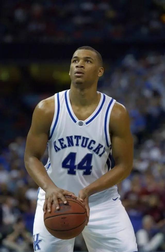 他高于球队 他高于球队